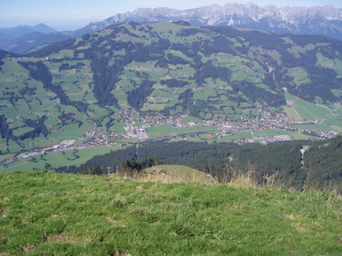 Brixen im Thale und das Brixental vor dem Bergpanorama
