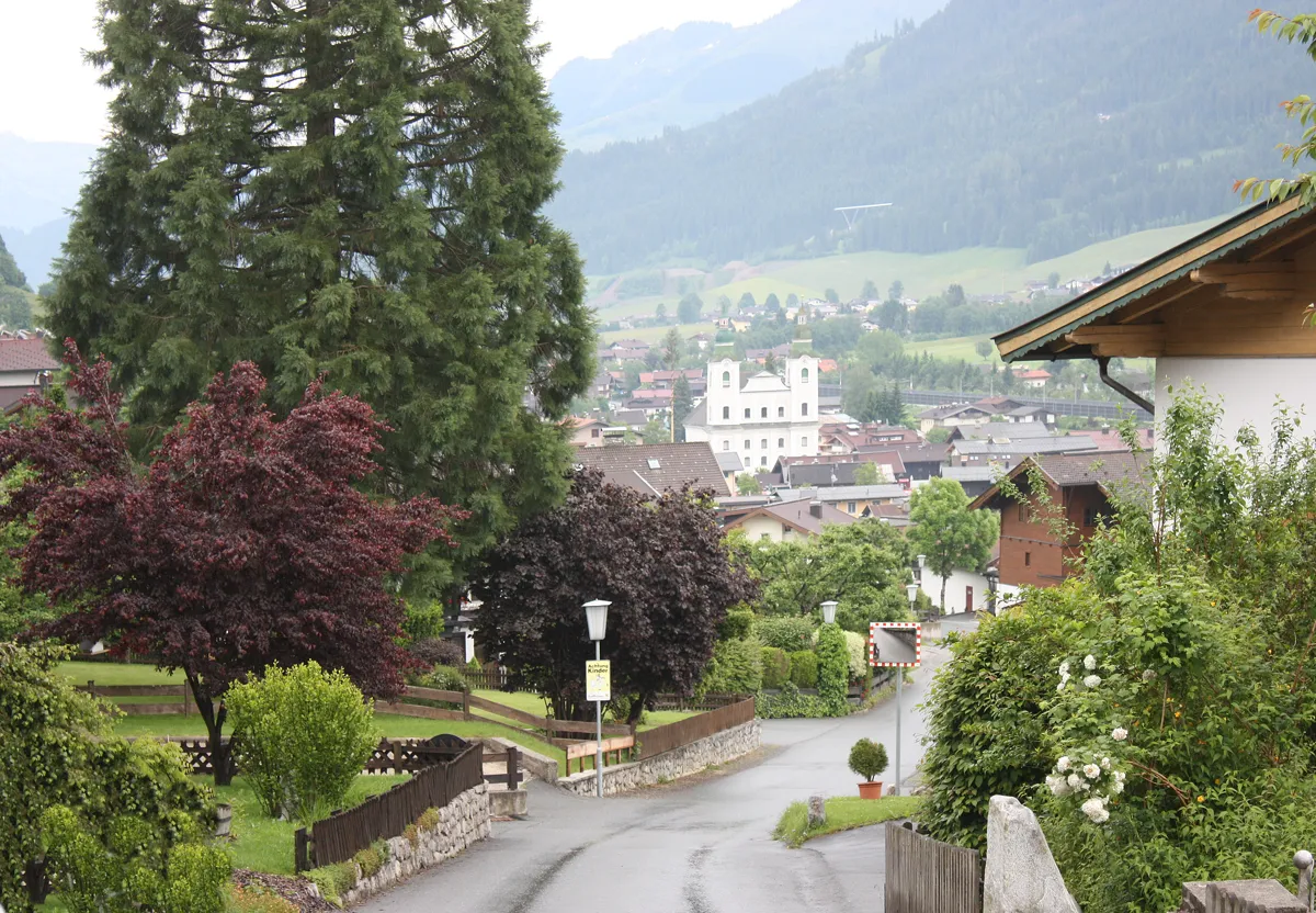 Ortsansicht von Brixen im Thale mit Kirche und Berghängen